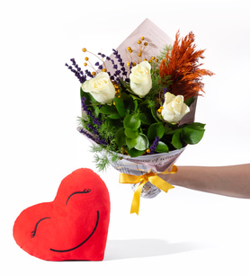 Gri Gazete Bukette 3 Beyaz Gül & Gülen Kalp Yastık