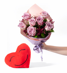 Lila Pembe Bukette 7 Lila Gül ve Gülen Kalp Yastık