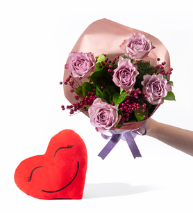 Lila Pembe Bukette 5 Lila Gül ve Gülen Kalp Yastık