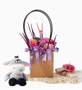 Kraft Çantada Pembe Gül Papatyalar ve Peluş Eşek