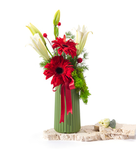 Yeşil Vazoda Kırmızı Gerbera ve Beyaz Lilyum
